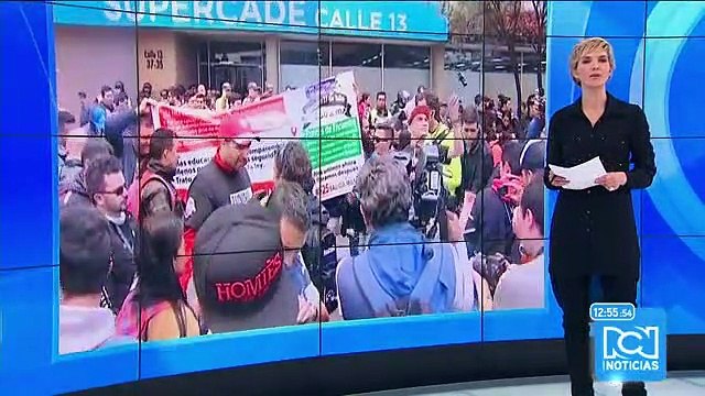 Motociclistas protestan frente a la Secretaría de Movilidad en Bogotá