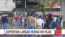 Madres venezolanas soportan largas filas para poder conseguir que les vendan leche