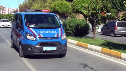 Kartın ATM'ye sıkışmasını sağlayıp, turistlerin parasını çektiler