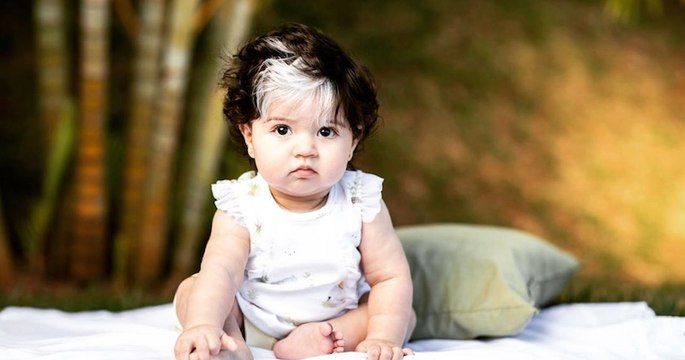 Ce bébé est né avec une mèche blanche mais quand vous allez voir sa maman vous allez comprendre