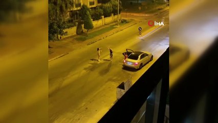 Lüks araçta müziği sonuna kadar açıp, yol ortasında dans ettiler