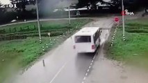 Rusyada otobüsle lokomotif çarpıştı