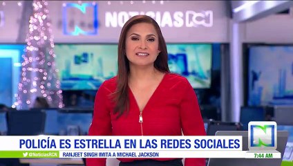 Policía en India es popular por bailar mientras dirige el tránsito