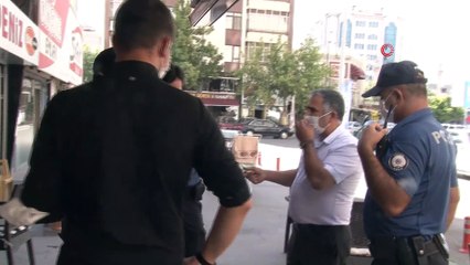 Maskeli vatandaştan çay içen vatandaşa tepki: 'Sen çay, sigara içeceksin diye neden yasağa maruz kalalım'