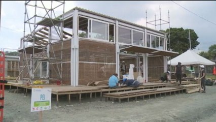 Estudiantes construyen casas que funcionan con energía solar