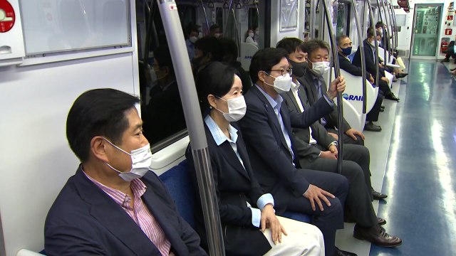 수인선 전철 개통...추억 속 협궤열차 25년 만에 탈바꿈 / YTN