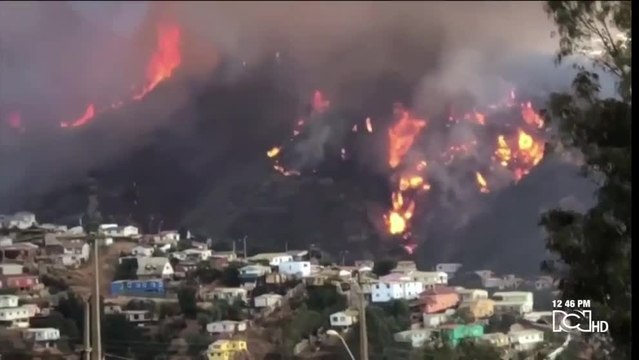 Al menos 150 casas destruidas deja incendio en Valparaíso, Chile