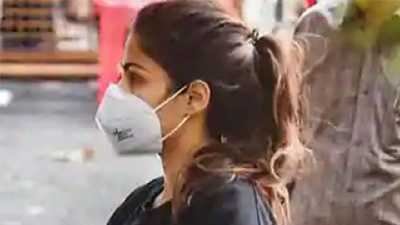 Sushant Singh Rajput Fans Started Trolling Rhea badly By making Memes On Her Campaign