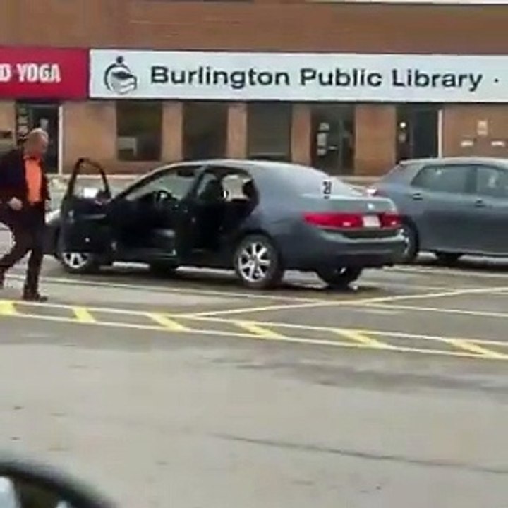 Il danse à fond sur un parking sur la chanson What is love