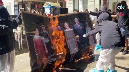 Queman en plena calle una foto de la familia real durante las jornadas de la Diada