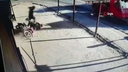 Patpata çarpmamak için manevra yaptı, kontrolden çıkarıp iş yerinin kapısına böyle çarptı