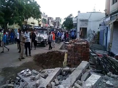 निर्माणाधीन मकान का छज्जा विद्युत लाइन पर गिरा