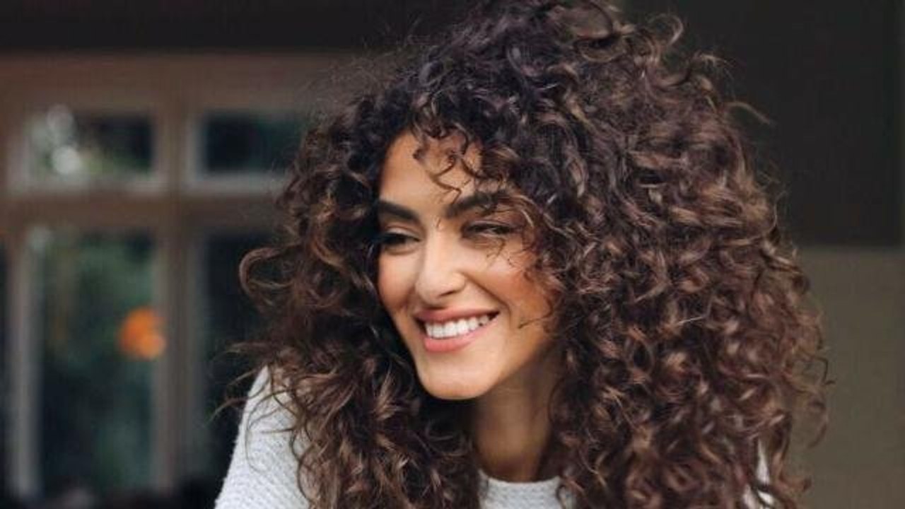 8 حيل وخطوات لشعر كيرلي بتموّجات مثالية