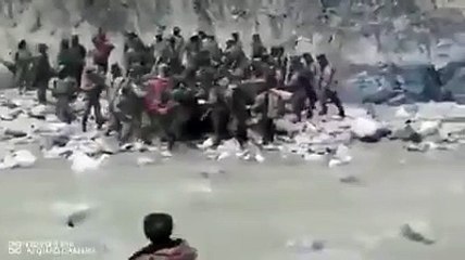 Çin ve Hint askerlerinin sopalı-yumruklu kavgasının görüntüleri ortaya çıktı