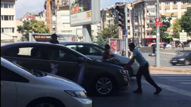 Bahşiş alabilmek için ölümü göze alan çocukları gelin arabası böyle sürükledi