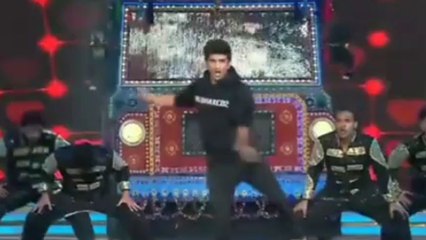 जब Kriti Sanon और Sara Ali Khan ने देखा था Sushant को डांस करते Award Function पर तब रह गए थे दंग