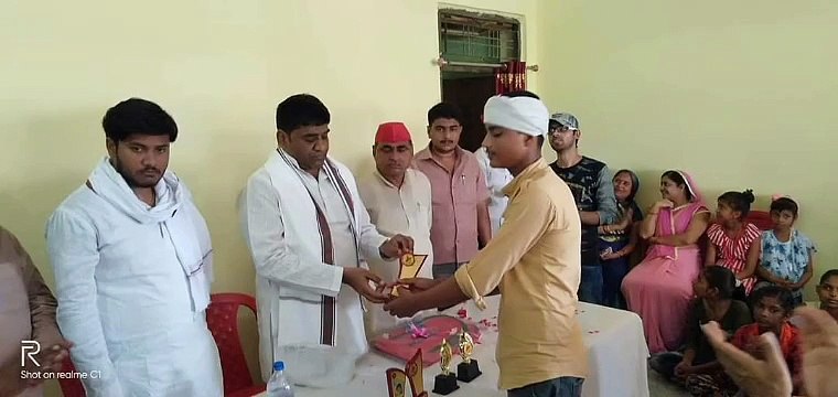 सपा जिला अध्यक्ष के द्वारा छात्र छात्राओं को किया गया सम्मानित