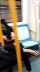 Ataque racista en el Metro de Madrid: Tres desequilibradas escupen e insultan a una pareja latinoamericana