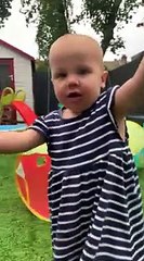 Une enfant joue à cache-cache