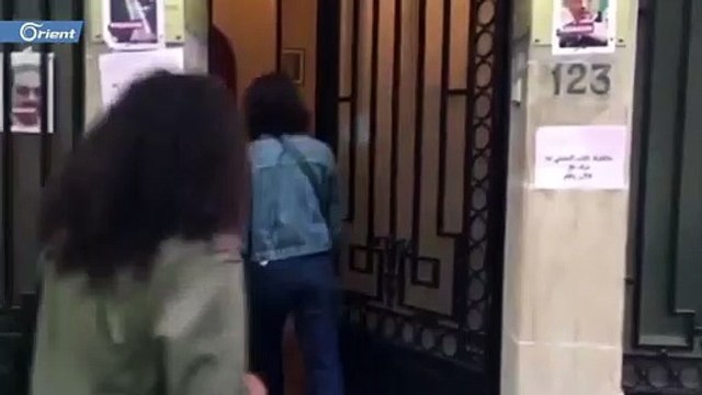 إسقاط صورة الرئيس اللبناني ميشيل عون من مبنى السفارة اللبنانية بباريس