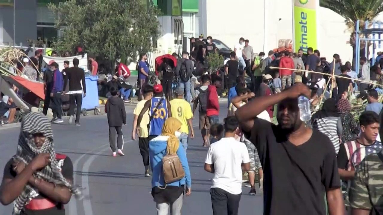 Migrantes passam 3ª noite ao relento em Lesbos