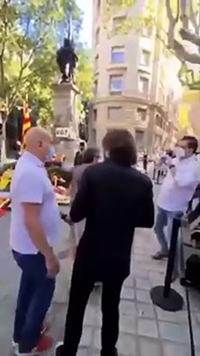 ¡Vaya Diada!: 'indepes' atacan a Cake Minuesa por dejar la bandera de España en el monumento a Casanova