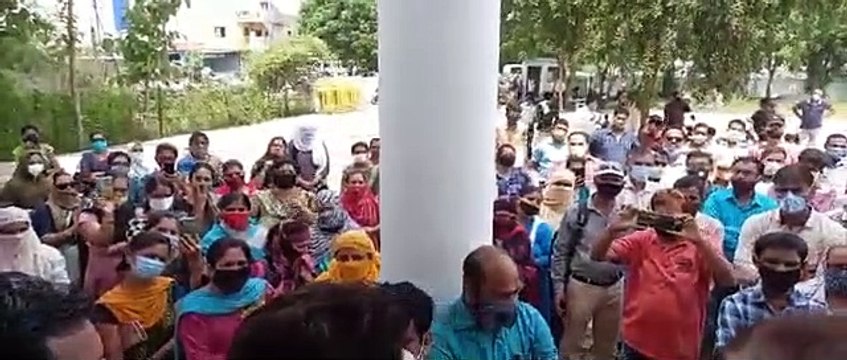 स्कूल फीस के विरोध में मक्सी रोड स्थित सेंट थॉमस स्कूल के बाहर अभिभावकों ने किया प्रदर्शन