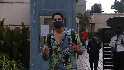 Sidhant Chaturvedi Spotted At Airport Leaving With Deepika | Filmibeat