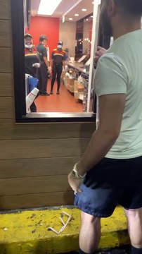 De passage dans un Burger King du Queens à New-York, le rappeur 50 CENT a offert 30.000 dollars aux employés de l'établissement