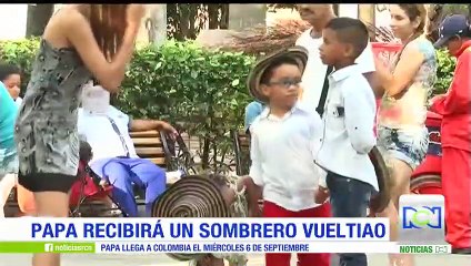 En Cartagena, varios niños le entregaran un sombrero vueltiao a Francisco