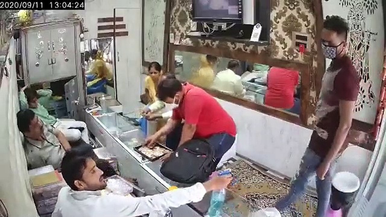 मास्क पहन हाथ पर लगाया सेनेटाइजर, फिर तमंचे की नोक पर 30 सेकेंड में 40 लाख की लूट