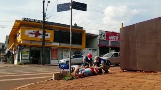 Homem é socorrido após sofrer queda na Avenida Carlos Gomes