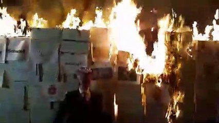 Els CDR cremen Felipe VI al centre de Barcelona