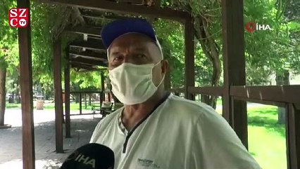 Ailesinin uzaklaştırma kararı aldırdığı yaşlı adam parkta yatıyor