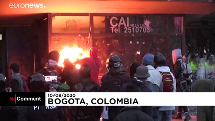 شاهد: مقتل محامي على يد الشرطة يتسبب في أعمال شغب وسقوط ضحايا في كولومبيا