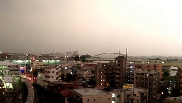 Quand la foudre touche un train qui circule au japon. Impressionnant