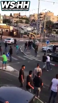 Un homme débarque en bulldozer pour calmer tout le monde