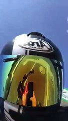 Un motard harcelé.. par un oiseau