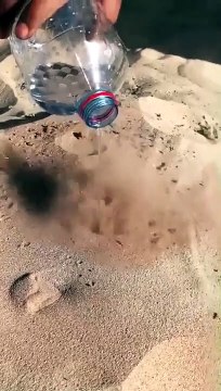 Il verse de l'eau sur du sable très chaud dans le désert... Expérience incroyable