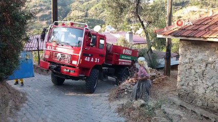 Nazilli'deki yangını taşıdıkları sularla söndürmeye çalıştılar