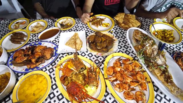 Street Food in Karachi - GOLDEN Chicken Biryani + HALEEM - Pakistani Street Food Tour of Karachi!