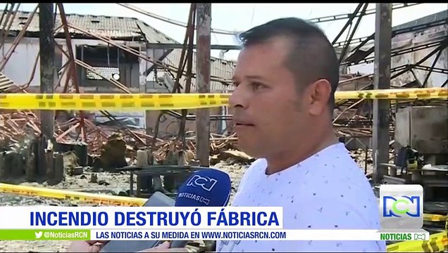 Incendio destruyó una fábrica de colchones en Cali