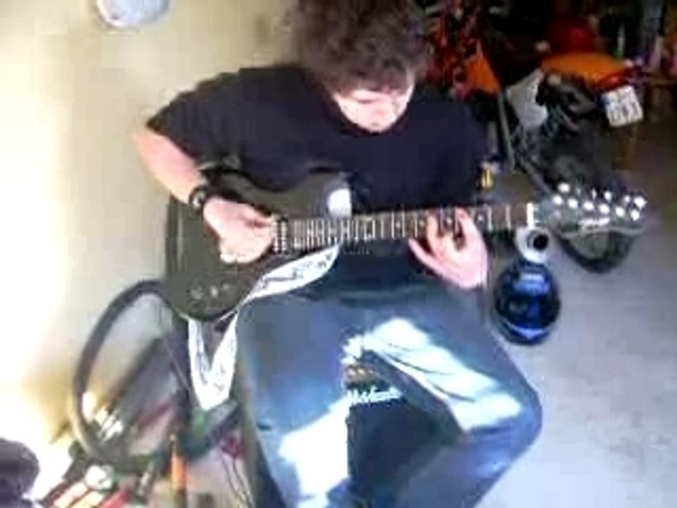 HeadLess joue une leçon de guitare d'Alexi Laiho