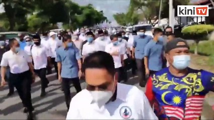 Shafie berarak ke pusat penamaan calon diiringi kira-kira 300 penyokong