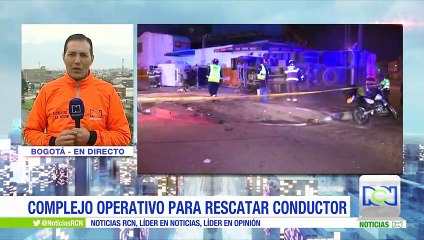 Complejo operativo para rescatar conductor atrapado tras accidente en Bogotá