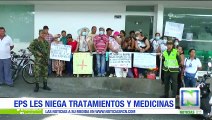 Mujeres se encadenan frente a EPS para pedir atención médica en Cartago, Valle
