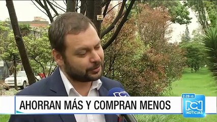Colombianos están ahorrando más y comprando menos