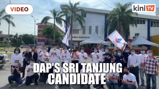 Justin Wong, DAP's candidate for Sri Tanjung arrives at nomination centre