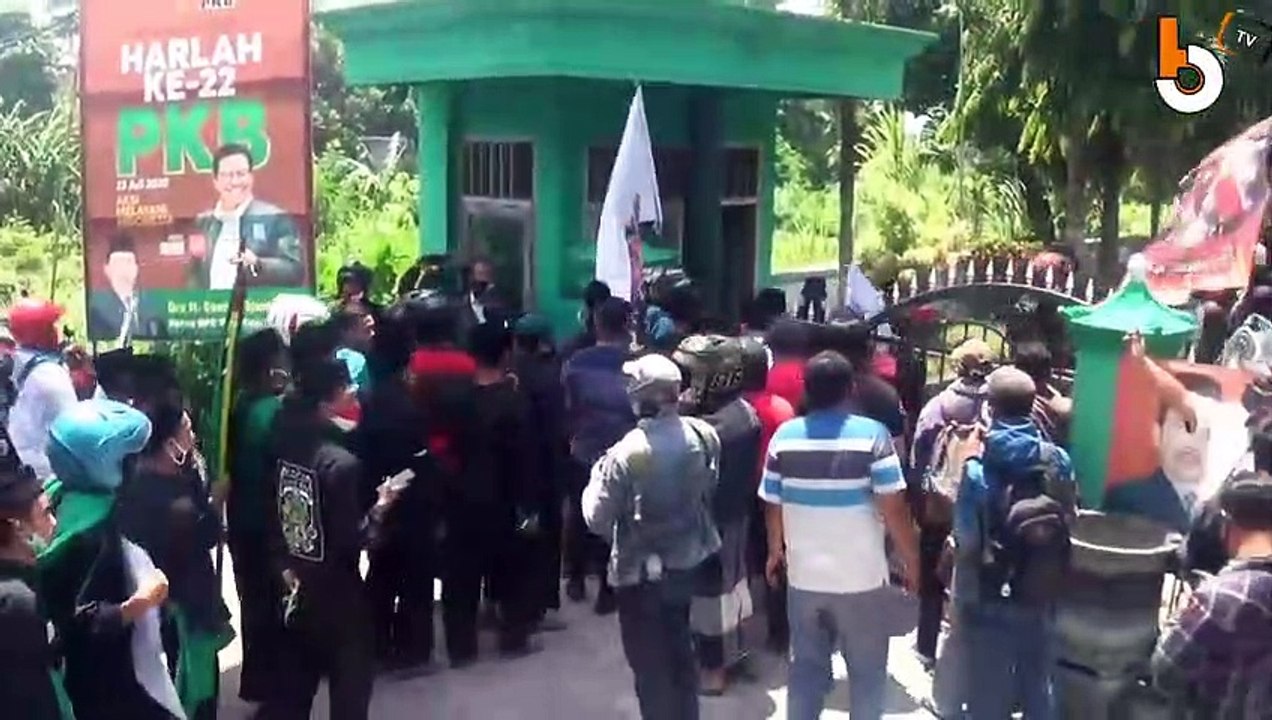 RATUSAN PEMUDA NAHDATUL ULAMA DEMO DI KANTOR PKB