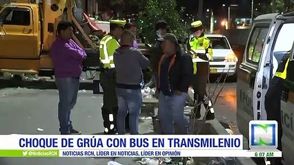 Una persona herida deja choque de un Transmilenio contra una grúa